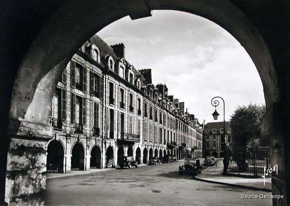 75 Paris Place des Vosges.jpg